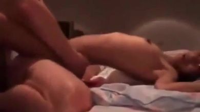 Худая проститутка трахается с клиентом в анальную дырку перед камерой