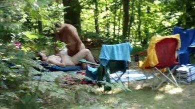 Пенсионер в лесу вставил зрелой супруге друга в мохнатку и сдрочил ей на живот