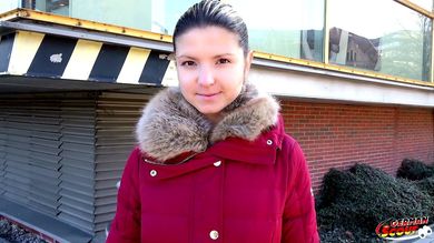 Кастинг худенькой няшки с отсосом и трахом на диване в классической позе и раком