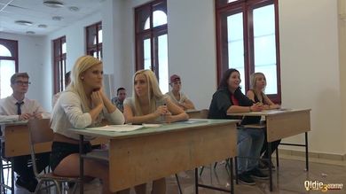 Секс в колледже с двойным минетом для старого учителя и еблей студенток на столе