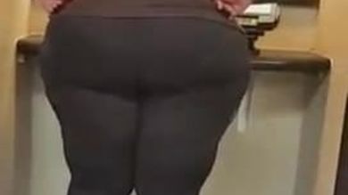 Мужик снял на вокзале большую жопу фигуристой мулатки в лосинах