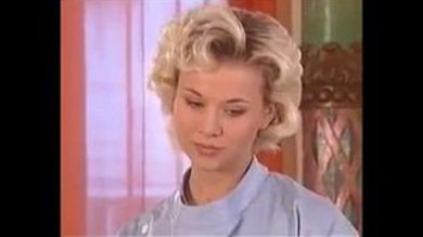 Врач растягивает тугие дырки пациентки для качественного фистинга