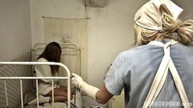 Медсестра и доктор ебут пациентку в смирительной рубашке