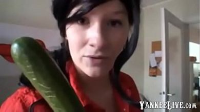 Зрелая немка пришла из овощного магазина и трахнула себя огурцом