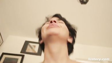 Молодая пара занимается сексом на кровати и снимают на камеру