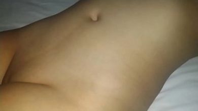 Друг уложил пьяную тёлку спать и поласкал ей мокрую письку языком и пальцами