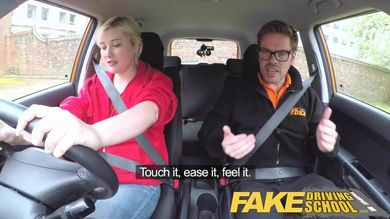 Инструктор в машине дал на рот сексапильной блондинке и грубо отимел её в вагину