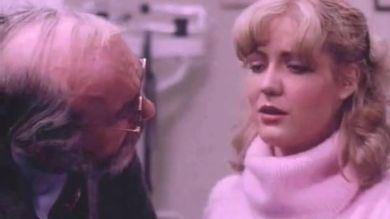 Молодая телка приходит на осмотр к гинекологу, а он её трахает