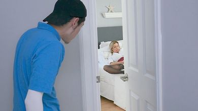 Грудастая мачеха заставила пасынка сделать ей куни и трахнулась с ним в пизду