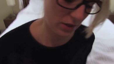 Няшная тёлка разговаривает с мужем по телефону и при этом трахается с любовником