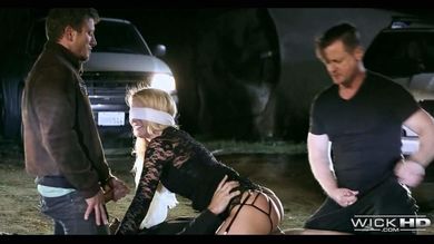 Три мужика на пустыре заставили жену должника сосать и вдули ей в пизду и попу